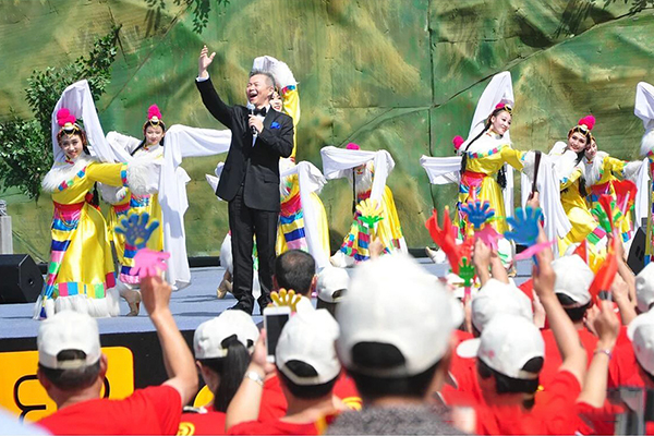 明光酒業(yè)助力豐收節(jié) 鳳陽(yáng)小崗再舉大包干 ——首屆中國(guó)農(nóng)民豐收節(jié)安徽滁州分會(huì)場(chǎng)暨第七屆中國(guó)農(nóng)民歌會(huì)在滁唱響