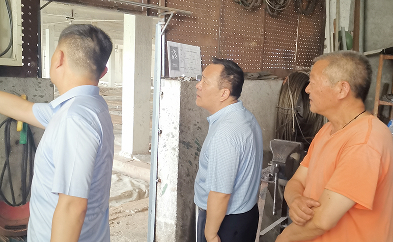 華興安指導明光酒業安全工作