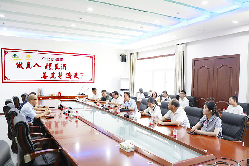 明光市副市長王春一行來明光酒業調研