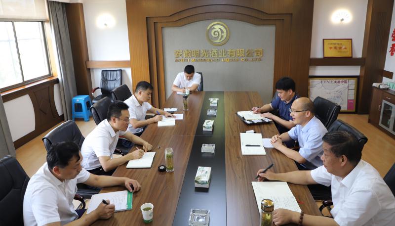 明光市委常委、副市長(zhǎng)張瑞赴明光酒業(yè)調(diào)研